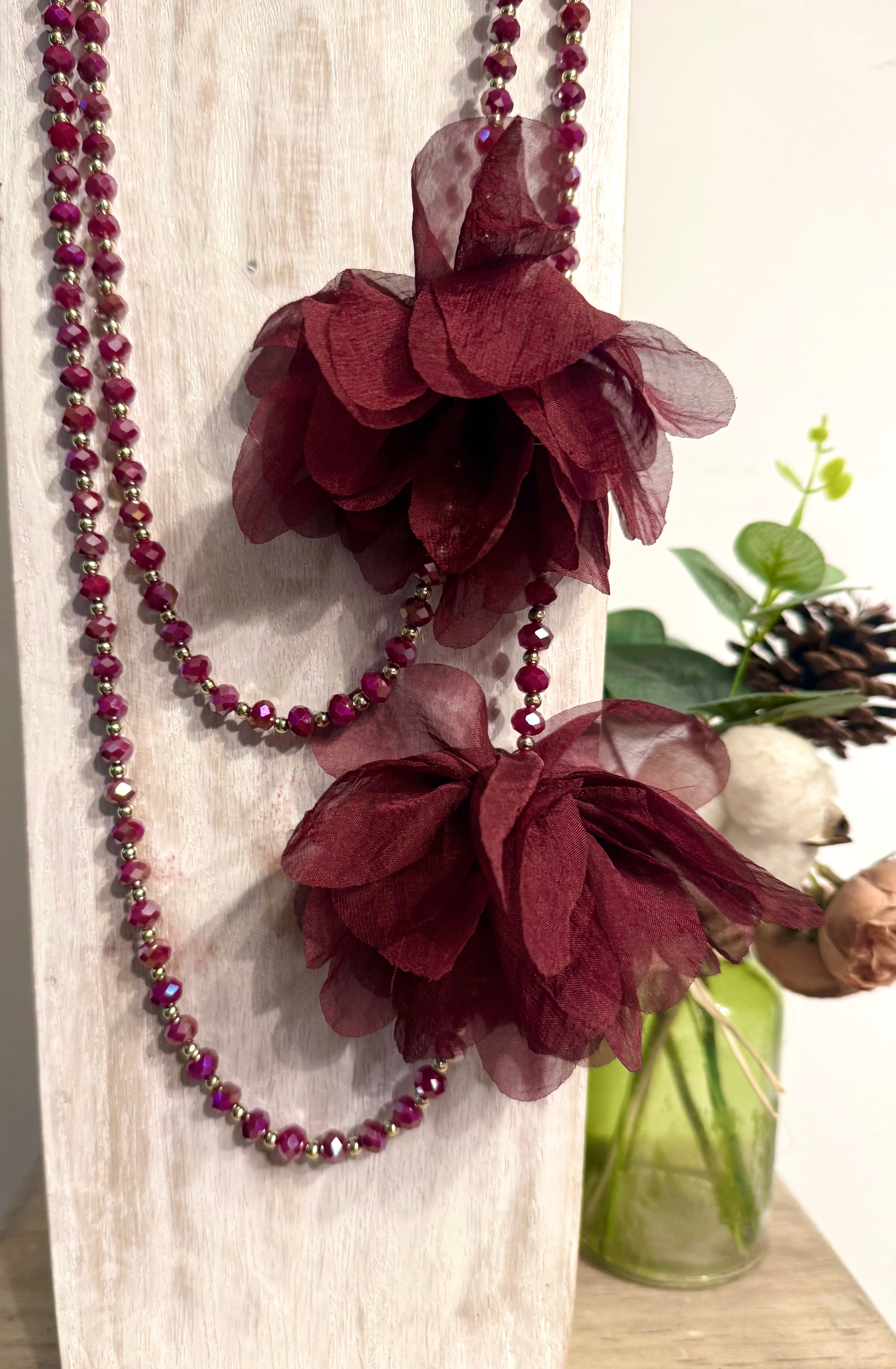 Collar "Peonias" granate