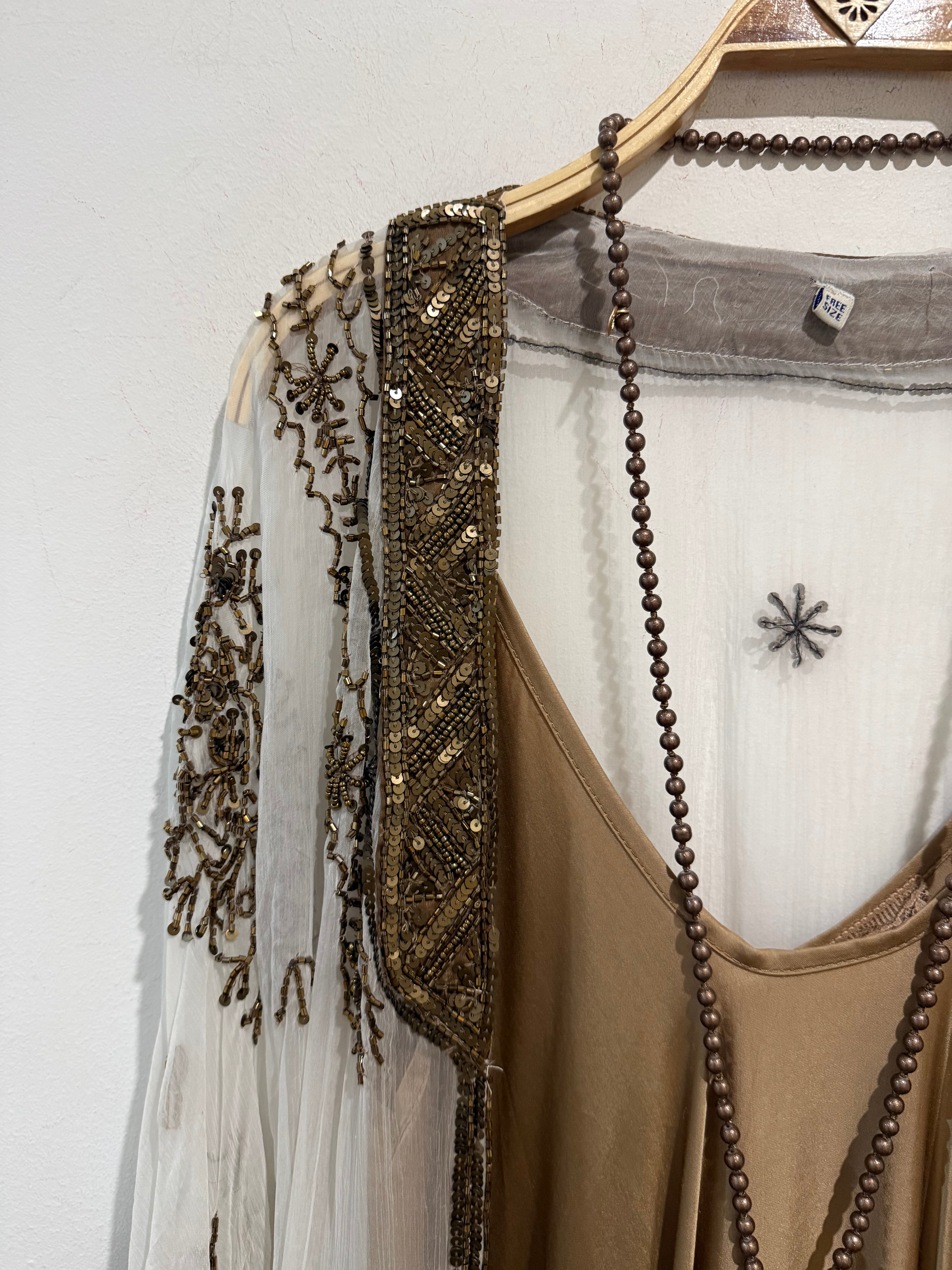 Kaftan "Sherezade" blanco bordado en oro envejecido