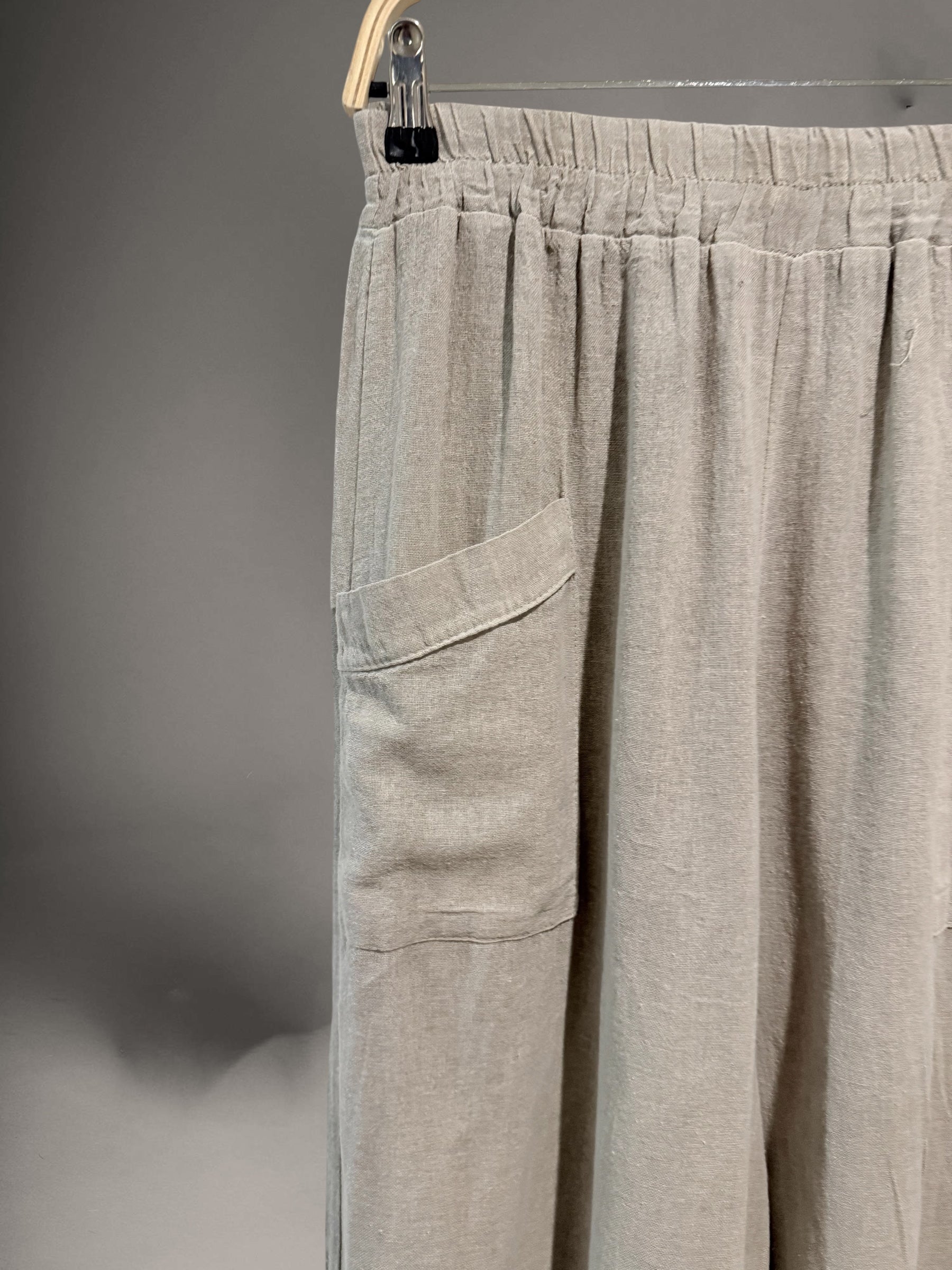 Pantalón "Dana Slouchy Must" topo clarito