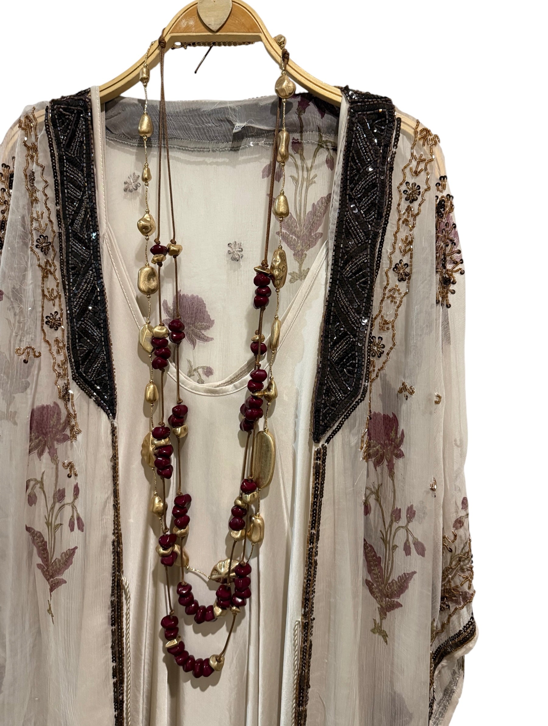 Kaftan "Sherezade blanco decorado en rubí y bordado en cobre"